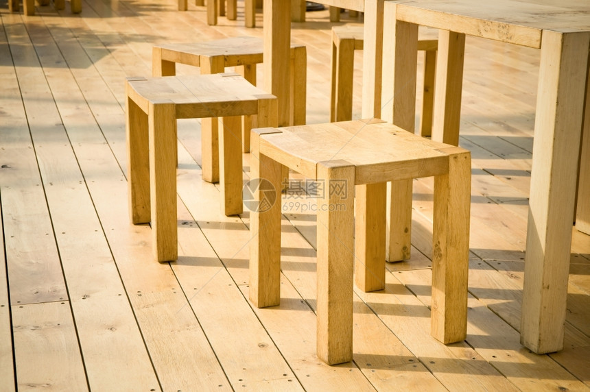 木头做的椅子和凳子图片