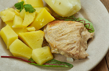 盘子猪肉Nepepepa挪威传统菜蔬和酱肉传统的图片