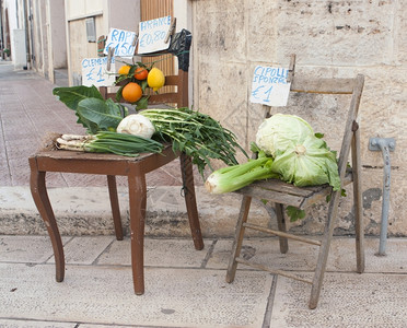 销售食物卖蔬菜在意大利南部的椅子上出售绿色背景图片