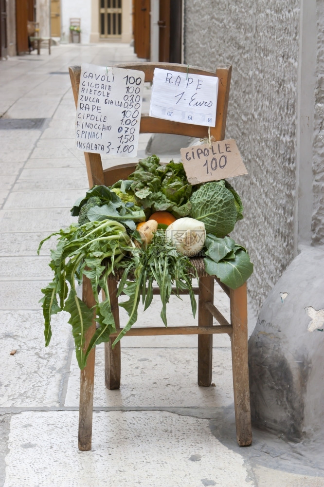 销售卖蔬菜在意大利南部的椅子上出售食物街道图片