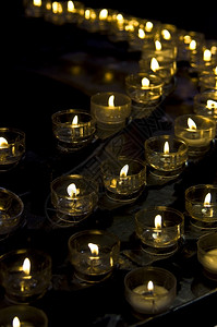 宗教传统的堂内燃烧蜡烛的行数黑暗图片