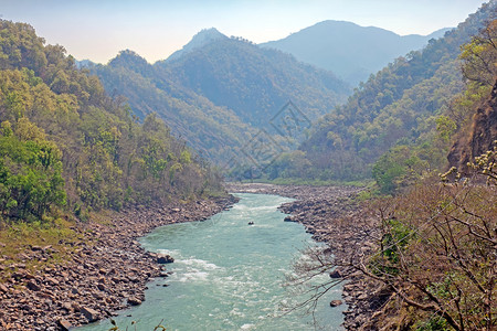 山间的小溪河流图片