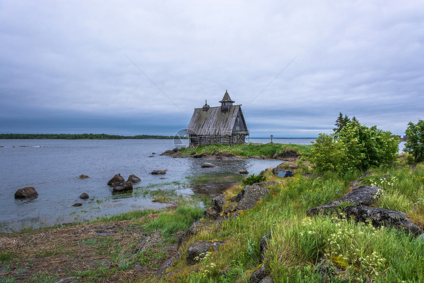 云唇木制的美丽风景在俄罗斯卡雷利亚奥涅加湾岸边有木制小礼拜堂图片