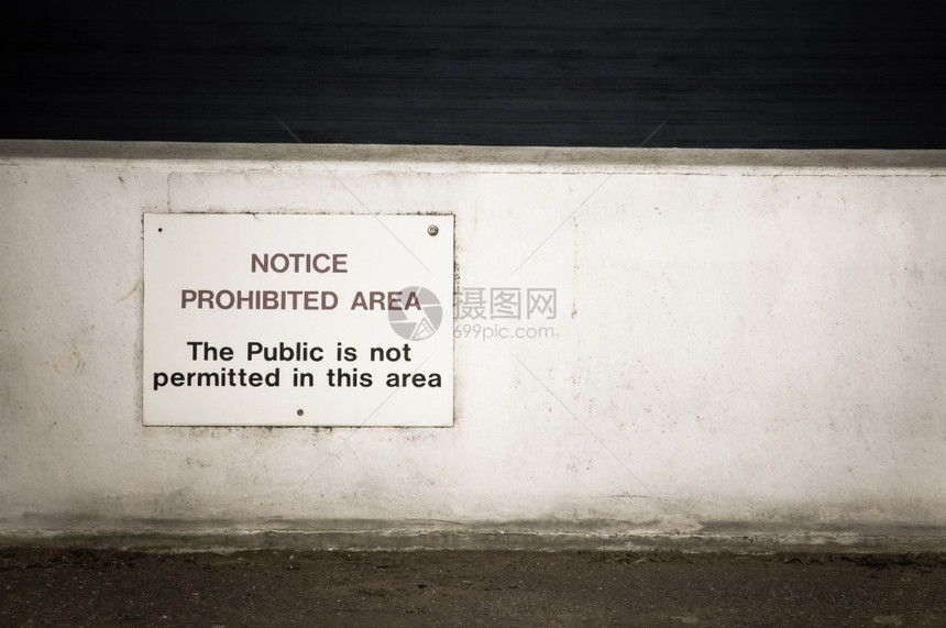 法律屏障侵入墙上的警告标志是被禁止的外形效果图片