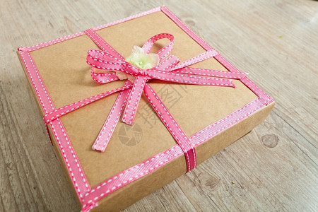 惊喜为了生日配有粉色丝带的可爱装饰礼品包图片