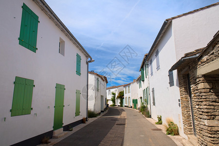 白色的LesPortesenRe村Ilede的小巷百叶窗街道背景图片