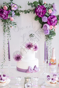 婚礼桌上白色婚礼蛋糕图片