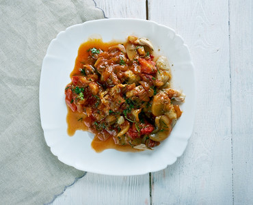 MantarlTavukSote土耳其鸡肉和蘑菇炖菜沙锅乡村酱食物图片