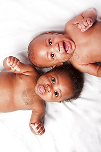 摄影姐快乐的两个可爱快乐婴儿一起笑着图片