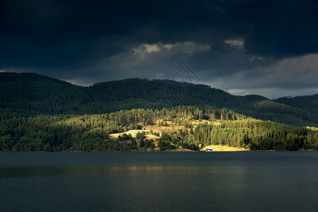 自然的湖泊水坝图片