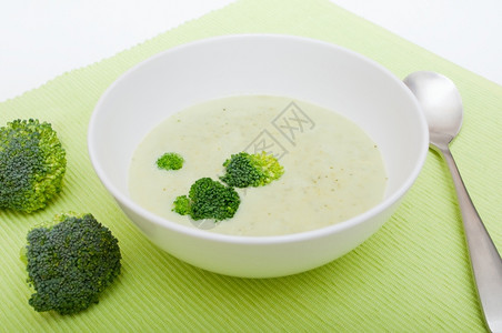 蔬菜开胃白碗布罗科利汤的奶粉素食主义者图片