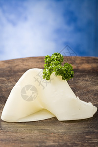 准备乳制品营养切片奶酪的照和木制桌上的面纱图片
