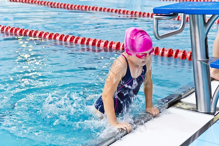 运动欧洲的水池游泳跳跃女孩的照片图片
