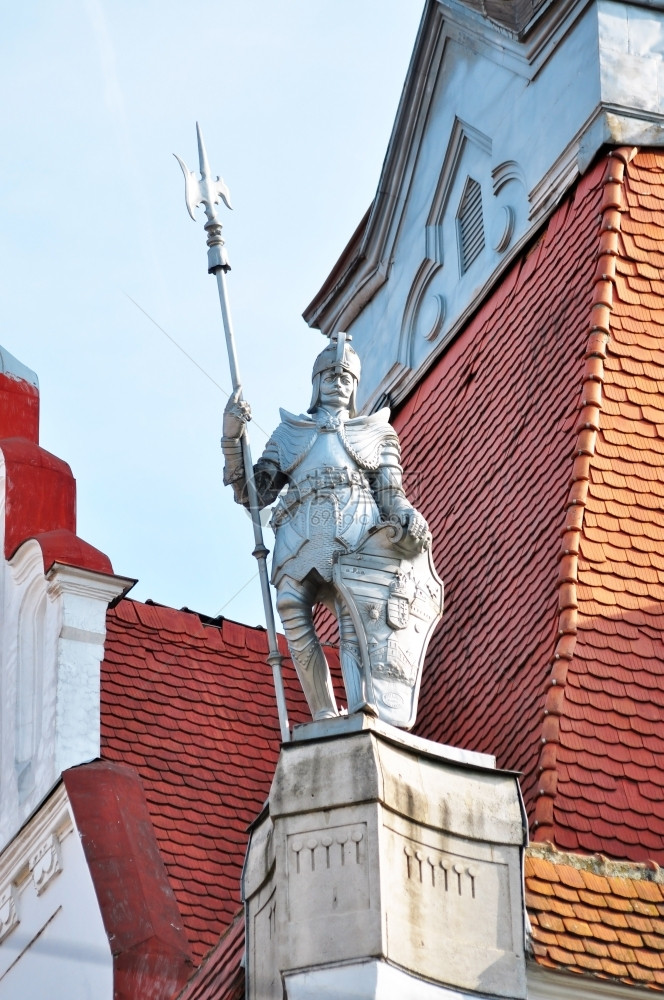 建筑屋顶上古老的死族士兵雕像一种建筑学匈牙利图片
