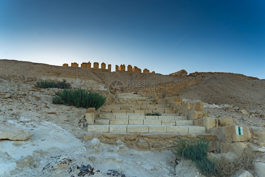 考古学发掘老的在以色列为荒漠公园的废墟和历史进行度假图片