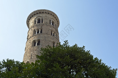 10世纪在意大利拉文纳建造了DuomoCampanile钟楼冲天炉纪念碑意大利语背景图片