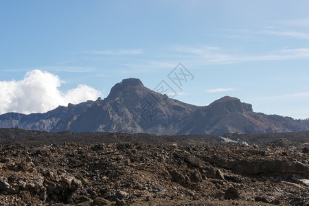 远眺西班牙西班牙火山的火山口图片