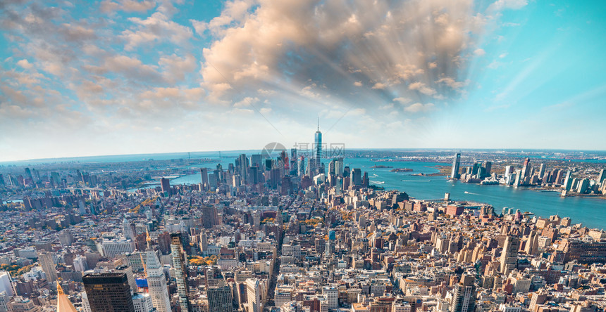 摩天大楼美国城市的纽约天线日落视图图片