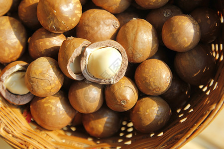 桩营养澳洲坚果抗氧化水篮子里堆成的坚果背景图片