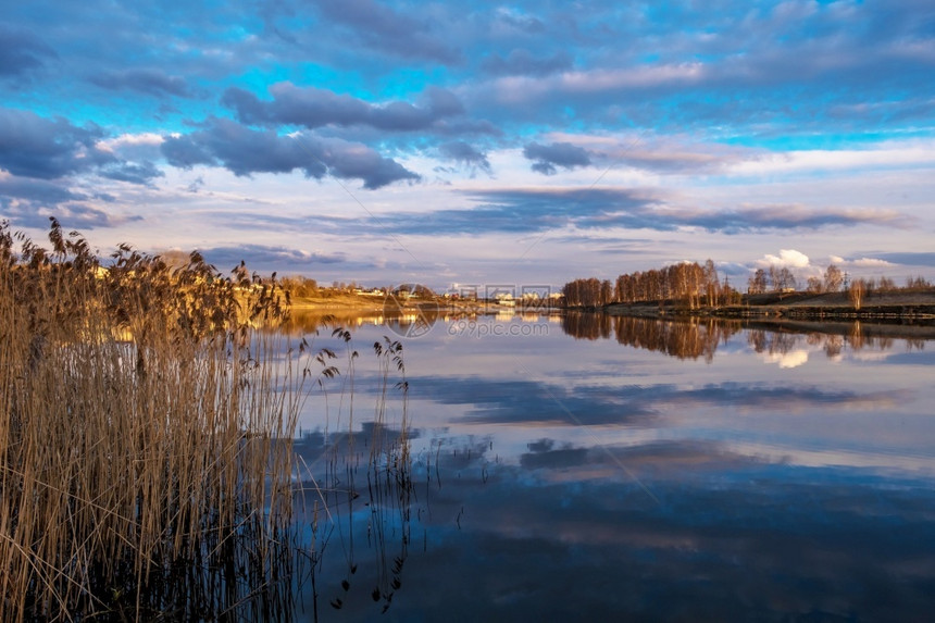 乌沃德河岸在日落的金光下和水中闪耀的美丽云彩环境光线天空图片