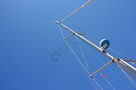 血管一艘帆船的桅杆顶部反对蓝天风一种图片