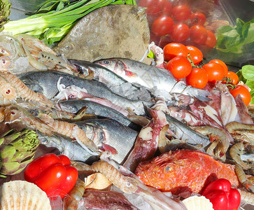 吃具有冰海食物背景蔬菜的鱼海鲜美食烹饪高清图片素材