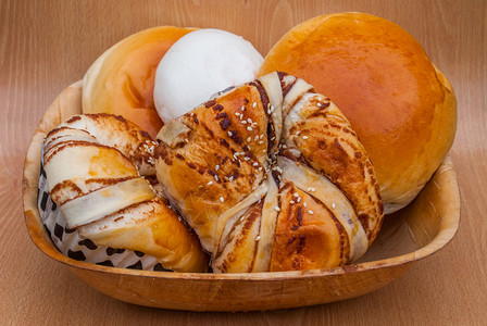 木制的厨房东烤甜面包猪肉蒸汽放在木盘上图片
