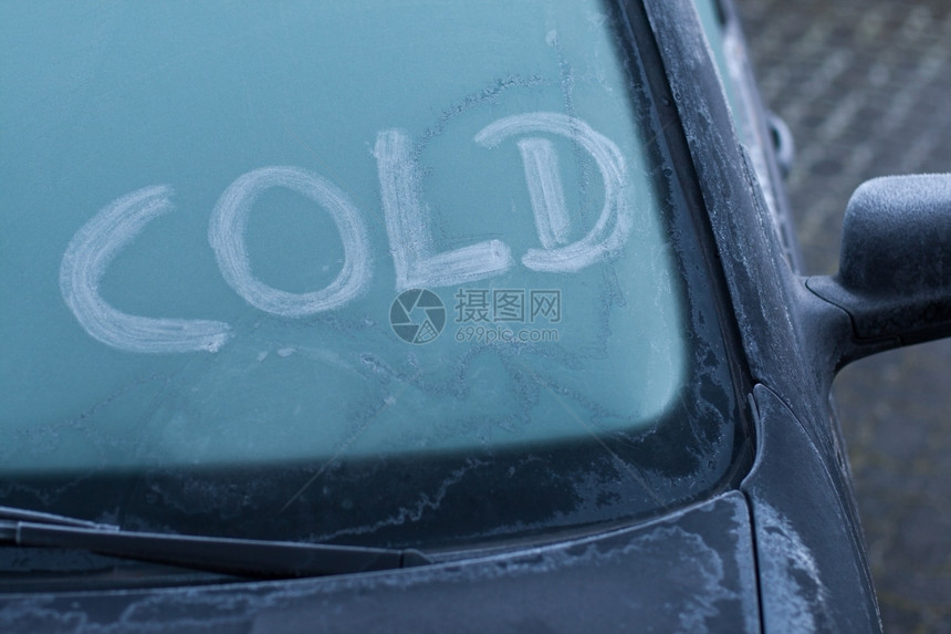 冷冻的车窗上说着寒冷的单词温度抓挠刮图片