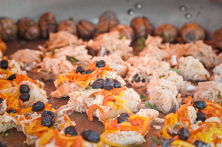 一顿饭吃用胡椒和橄榄在大锅上烘烤中的鳕鱼烹饪图片