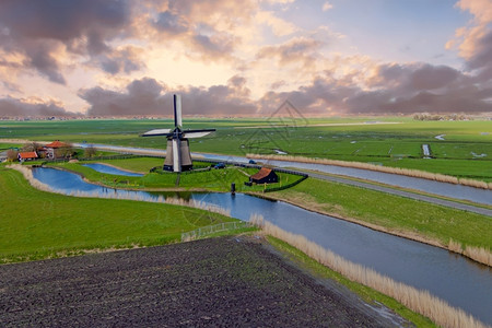 草地建筑学一种荷兰杜赫风景中的传统力车场荷兰图片
