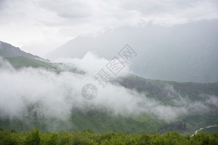 山麓沟壑自然格鲁吉亚高加索山脉的峰值和坡度格鲁吉亚图片