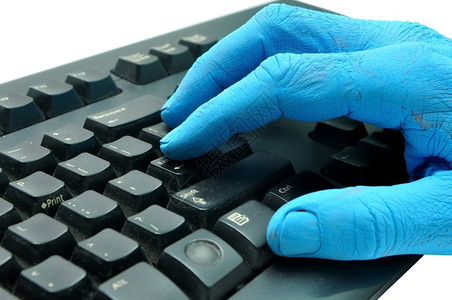 男人涂蓝色用键盘在白背景上超过聊天瘾图片