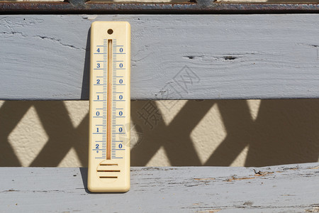 天气花园长椅上的温度计摄氏夏天图片
