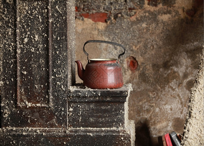 废弃房屋中的旧茶壶厨房内部的用具图片