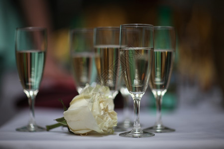 桌子庆典花玫瑰和酒杯派对图片
