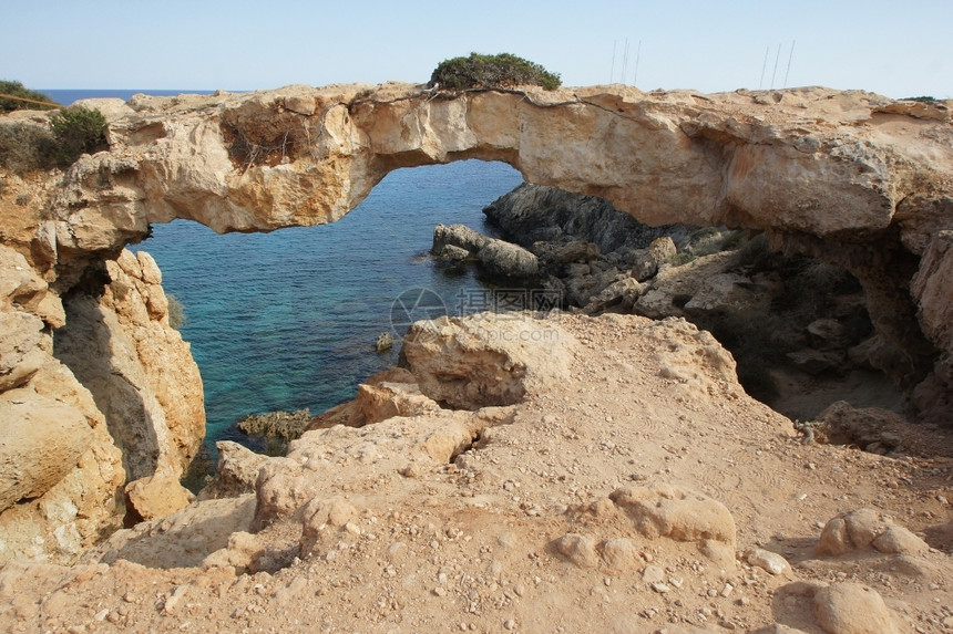 岬靠近塞浦路斯南欧塞浦路斯格雷科角附近的自然桥梁旅行地中海图片