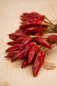 红色的木桌上干红辣椒蔬菜美食图片