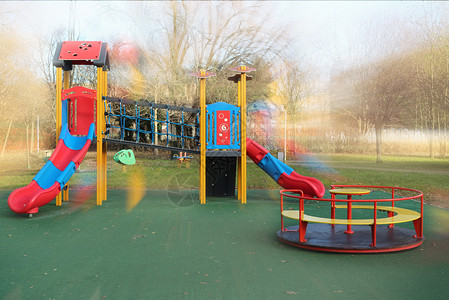 公园里的游乐设施背景图片