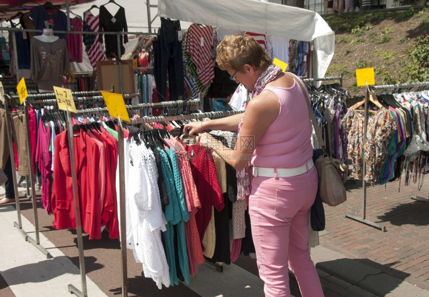 街道夏天女士妇在市场上买衣服在市场上买衣服图片