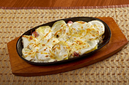 平底锅蔬菜食物含土豆和春洋葱的炒鸡蛋图片