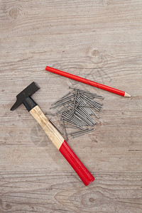 修理锤子铁钉和木工用的红铅笔为了图片