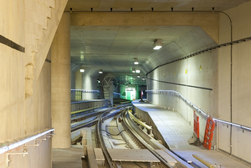 建造新的地铁隧道轨坡电路图片