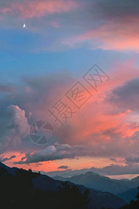 山上的落日和彩霞图片