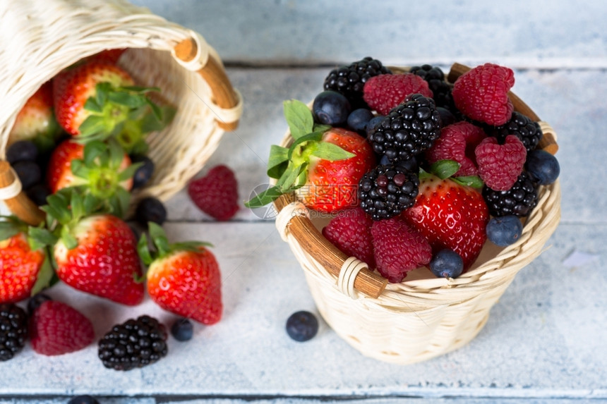 覆盆子草莓蓝莓和各类新鲜水果图片