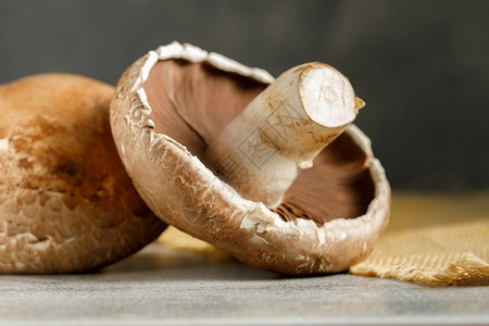 晚餐木板上的菌菇图片