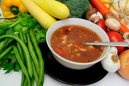 食物蔬菜汤热香配有一串烤肉以白弓为祭品色的绿图片