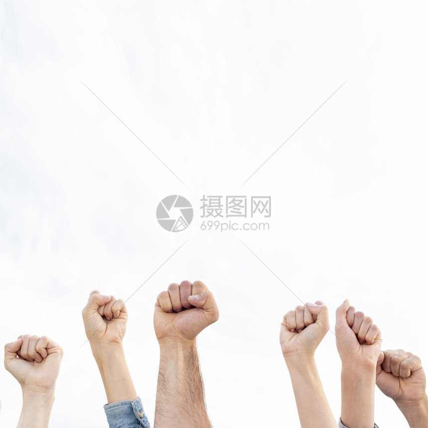 户外在空中举起拳头孤立抗议同情图片