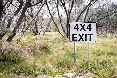 积分澳大利亚人追踪4X四个轮车驾驶标志指向灌木丛中出口轨道图片