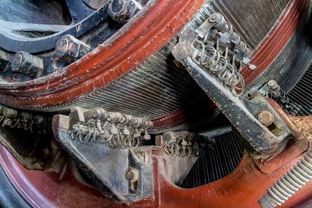 机械地器的可以看到一个旧的AC滑动轮上岗发机电和械结合到DC发电机图片