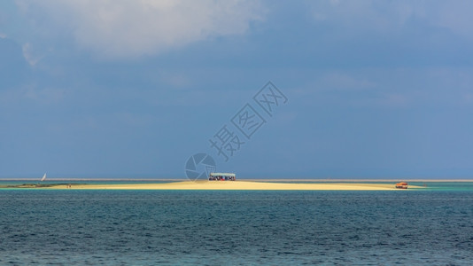 美丽的景观自然位于印度洋中部靠近坦桑尼亚给巴尔的一小岛背景图片